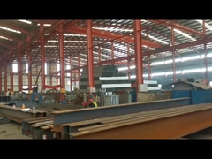 Wnętrze warsztatu stalowego